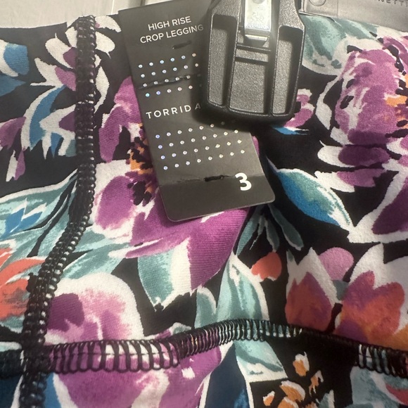 NWT torrid active crop leggings - Picture 6 of 10